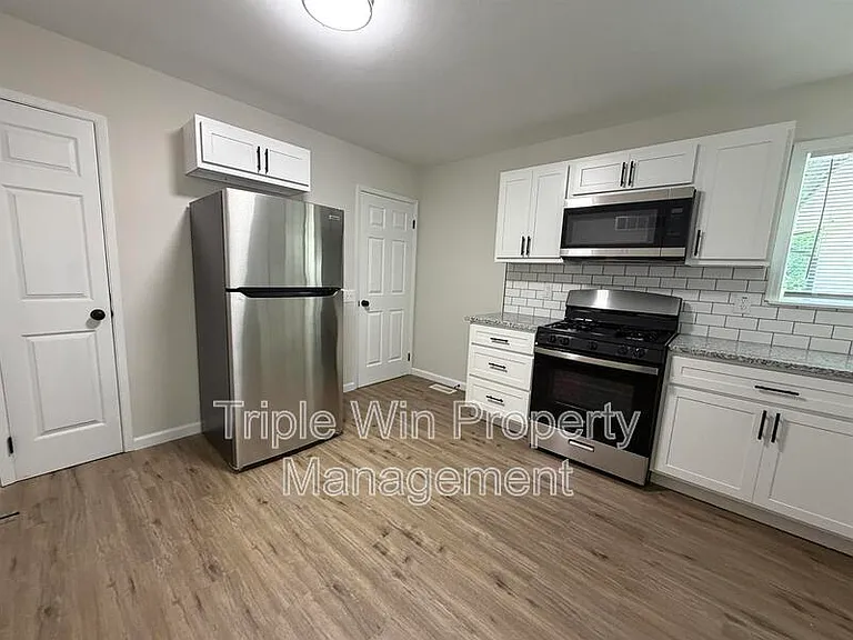 2245 Lindsay Ln — Photo 11