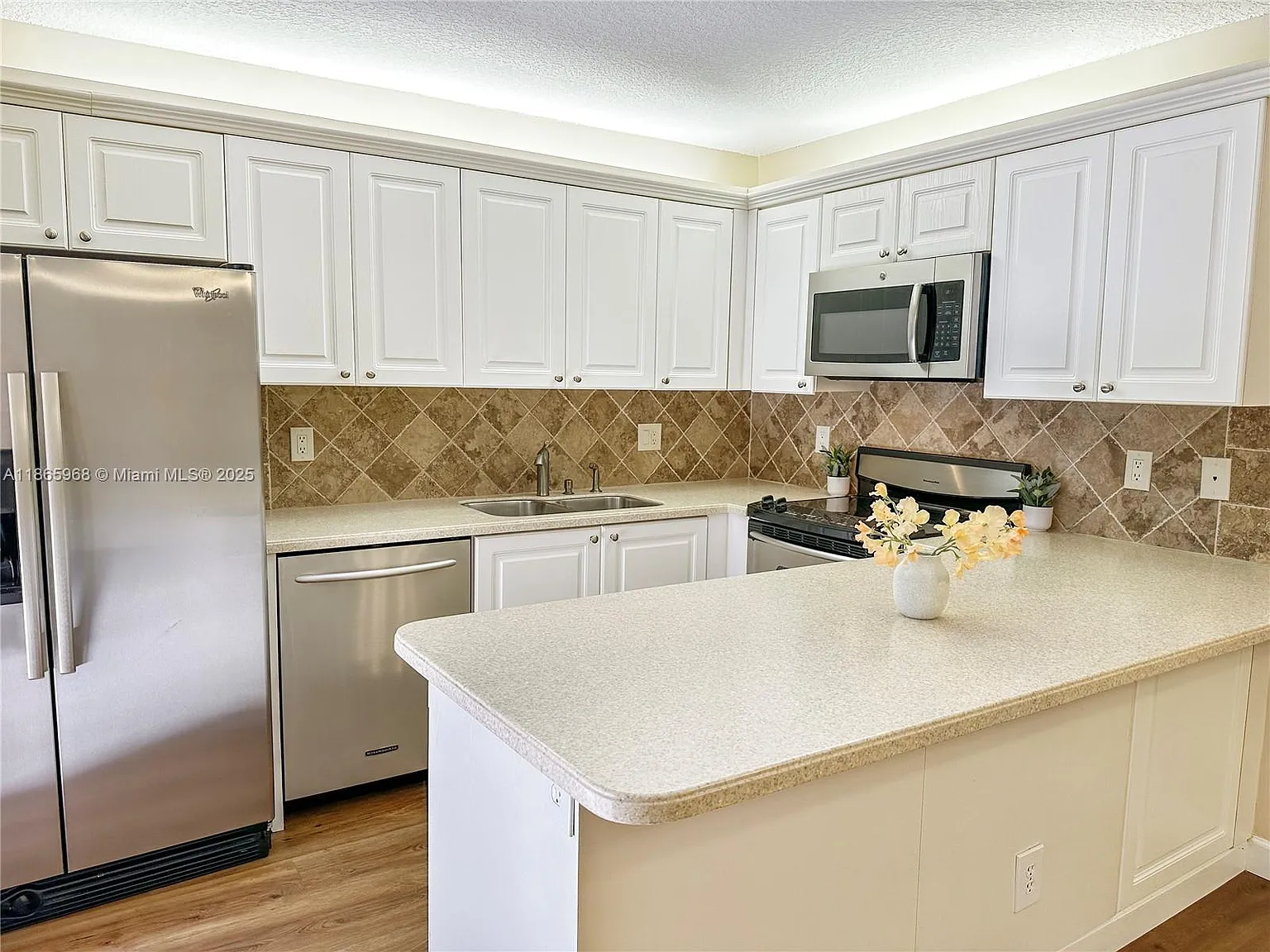 2 bed, 1372 sqft, $2,550 — Photo 2