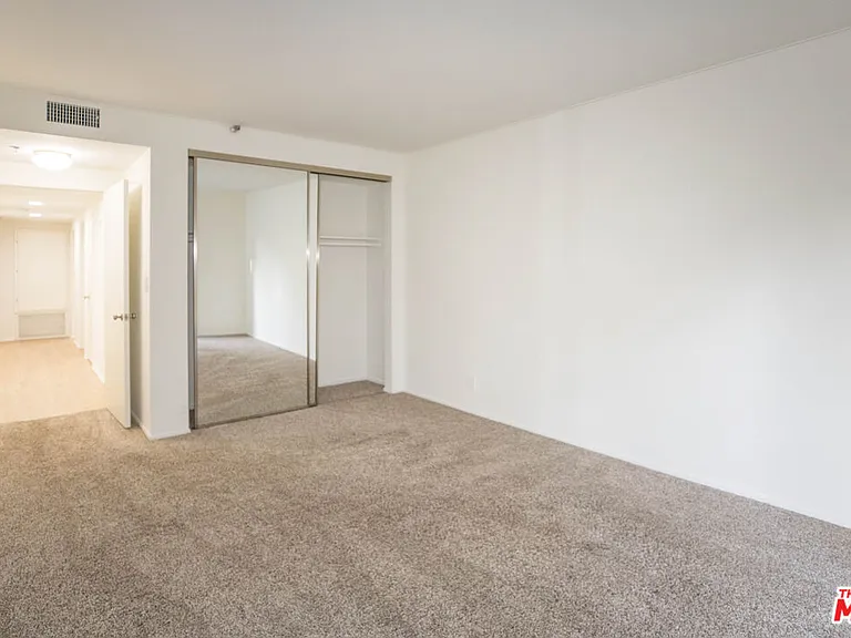 410 S Barrington Ave #205 — Photo 25