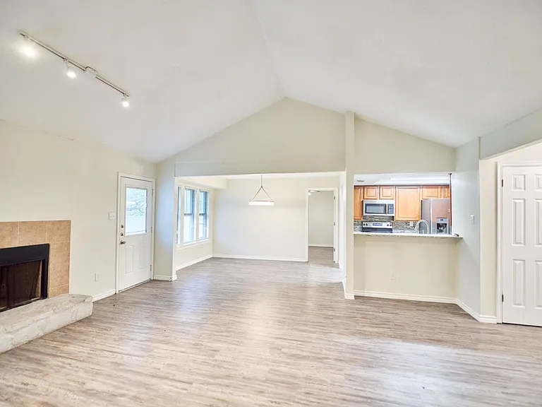2510 Greenbriar Dr — Photo 5