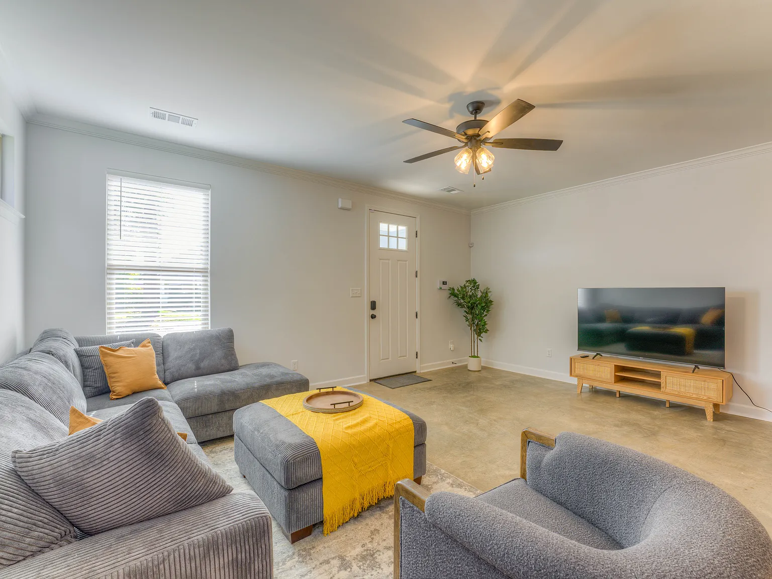 3 bed, 2.5 bath, 1850 sqft, $4,500 — Photo 2