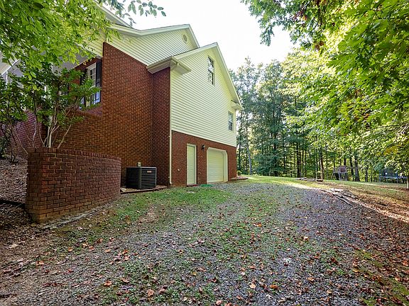 5th image of 402 Hunter Ln