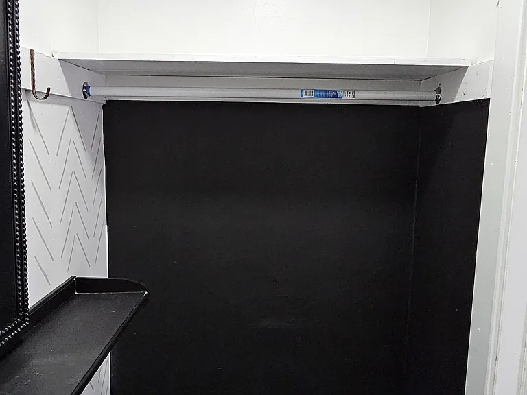 Walk-in closet 03