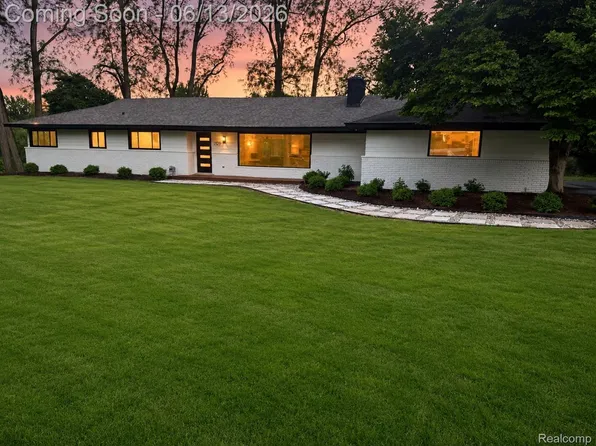 2129 Long Lake Shore Dr, West Bloomfield, MI 48323