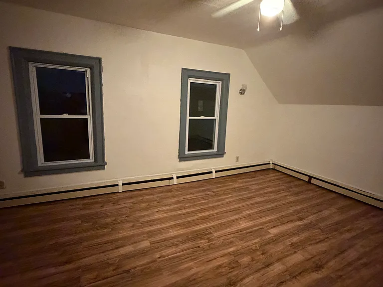 bedroom (2nd floor)
