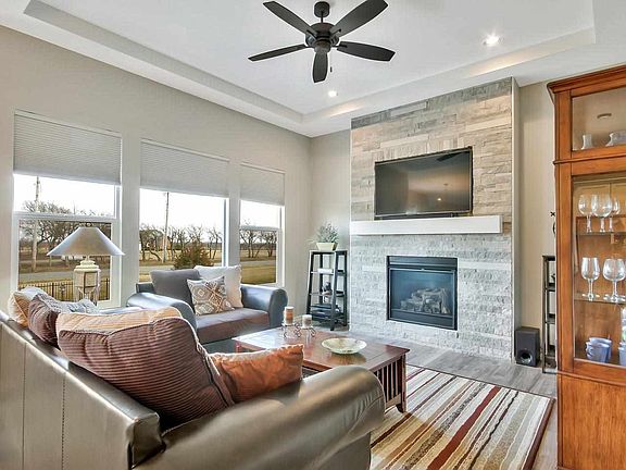 3rd image of 2942 N Woodridge St