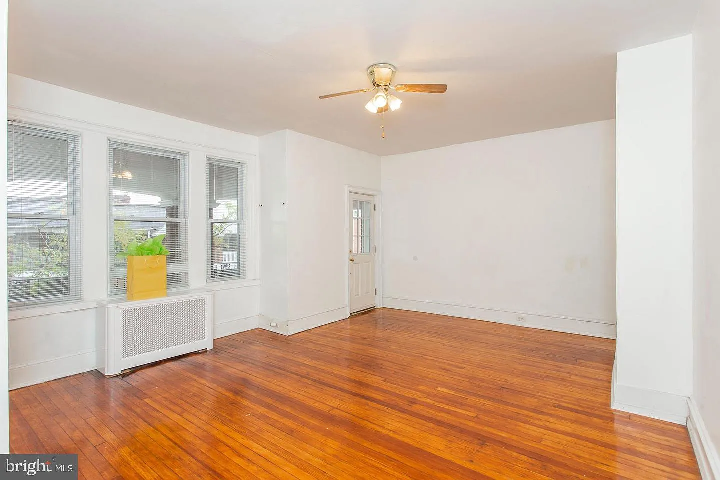 3 bed, 1.5 bath, 1380 sqft, $2,000 — Photo 2