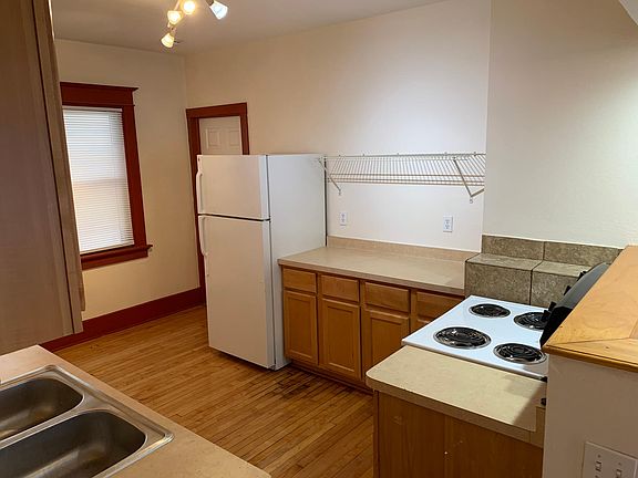 2nd image of 905 E Meinecke Ave APT B