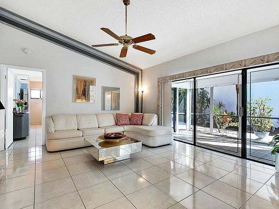 4th image of 825 NW 21st Way