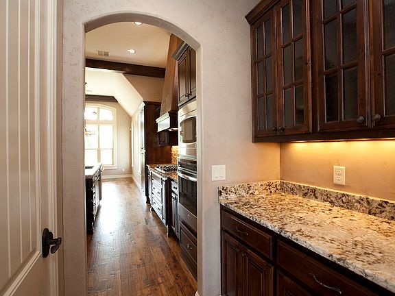 Butlers pantry off of kitchen