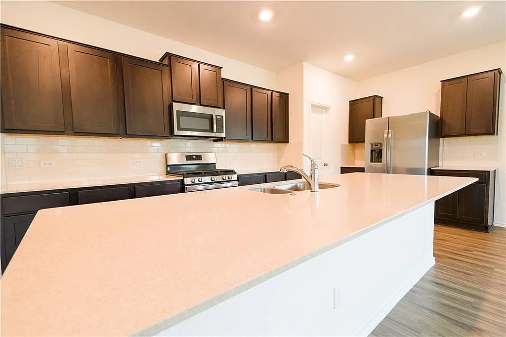 4 bed, 3.0 bath, 2356 sqft, $2,350 — Photo 4
