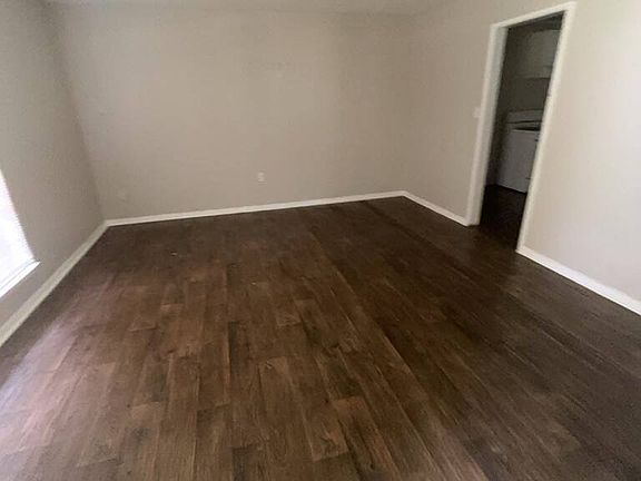 3rd image of 3257 Woodview Dr