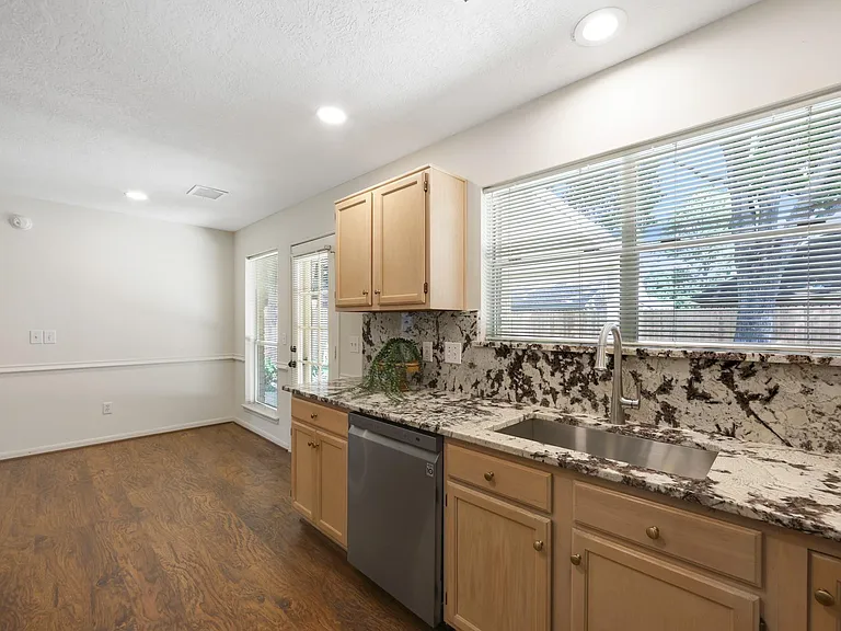8910 Driftstone Dr — Photo 11