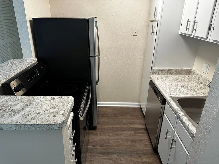 Rivercreek Apartments — Photo 25