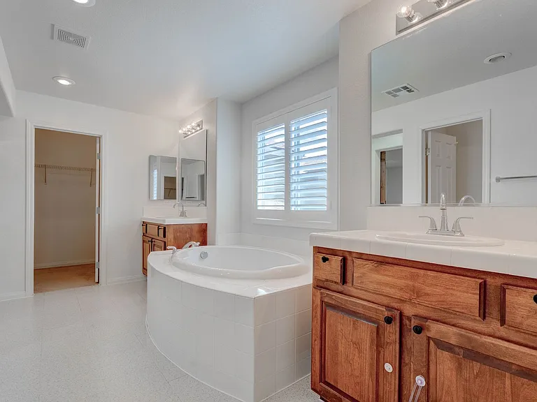 985 Noah Valley St — Photo 40