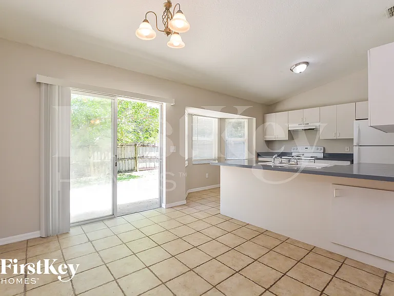 1391 W Blue Springs Ave — Photo 4