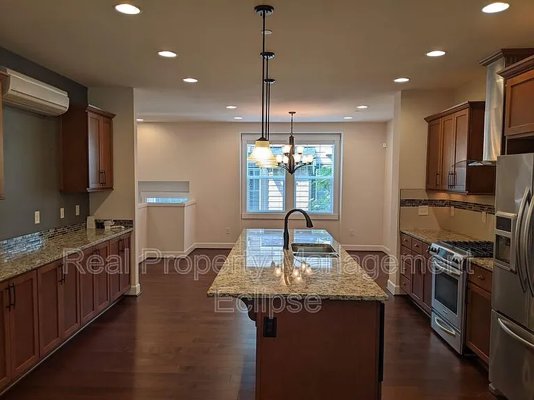 1320 Chelsea Walk NE — Photo 2