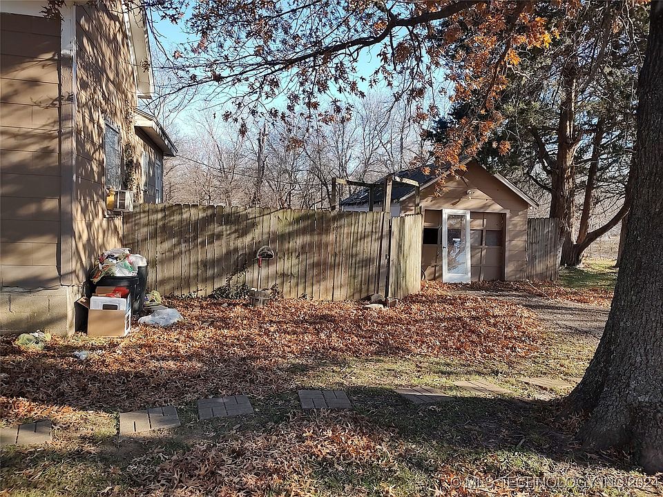 2nd image of 109 E 10th St