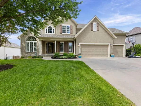 12324 Bradshaw St, Overland Park, KS 66213