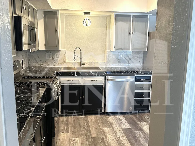 216 E Carol Ave — Photo 8