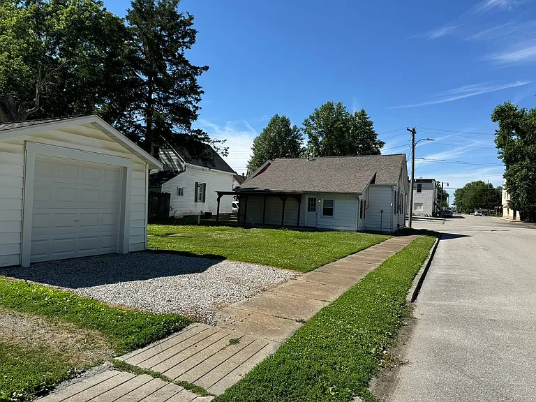 122 E State St — Photo 2