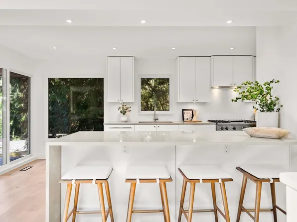 5061 Bear Ln, West Vancouver, BC V7W 1L2