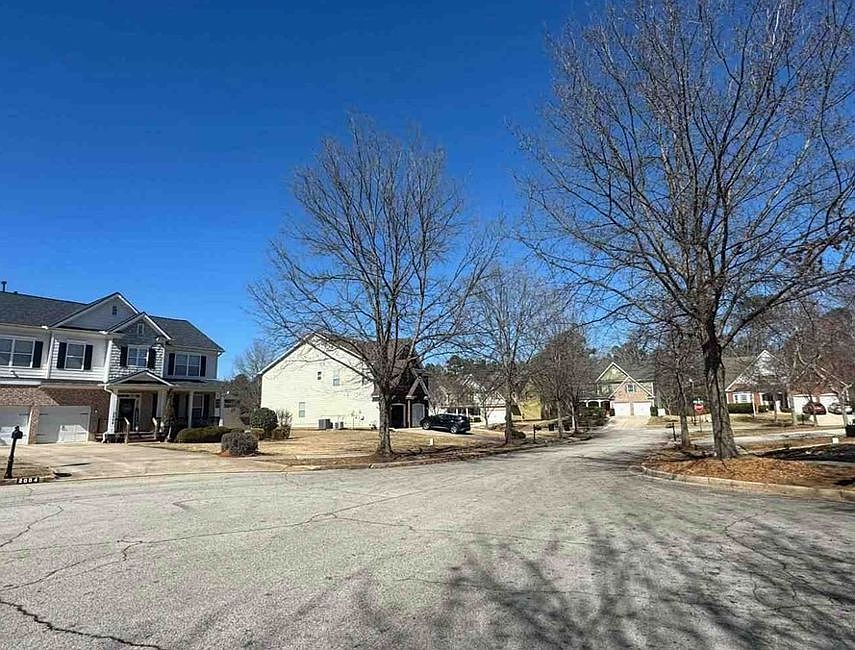 Exterior Neighborhood (street photo)
