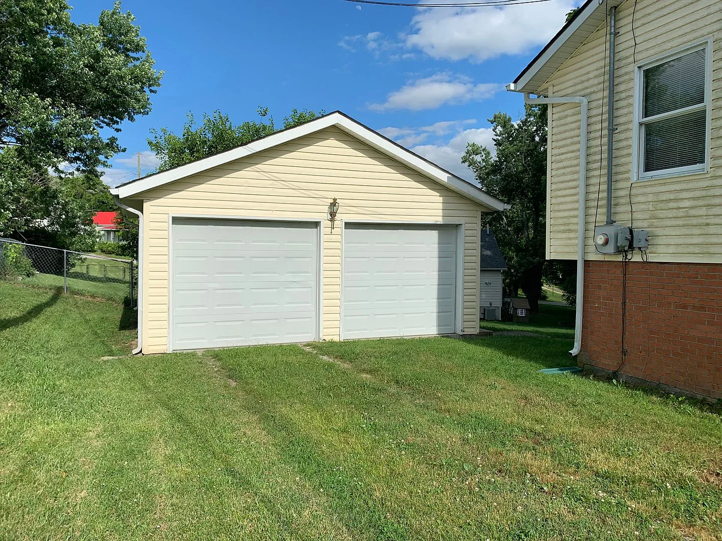 4 Bedroom 2 Bath House with 2 Car Detached Garage — Photo 4