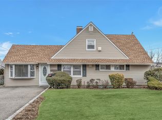 60 Barrister Rd, Levittown, NY 11756