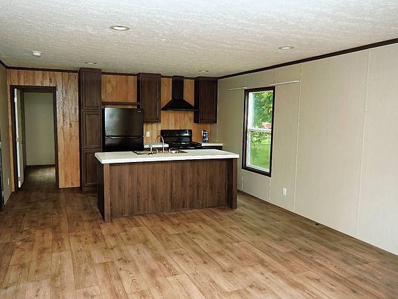 4th image of 210 Lafleur Rd