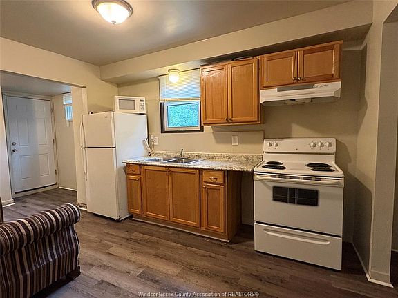 5th image of 327 Curry Ave