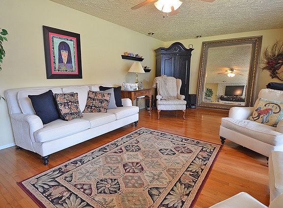 4th image of 33 Oakbrook Dr