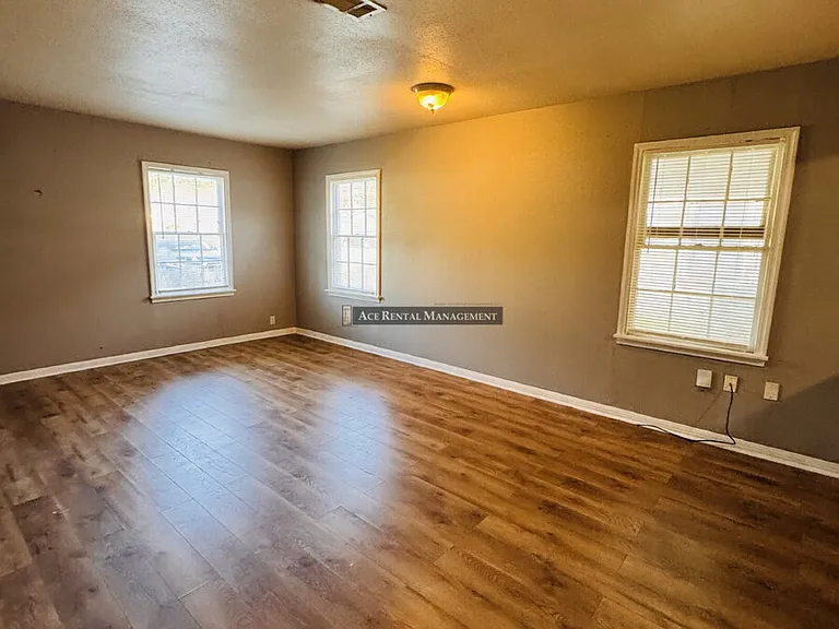 4478 Dallas Ave — Photo 6
