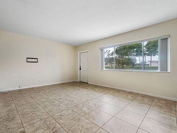 3rd image of 701 NE 7th Ave APT 5