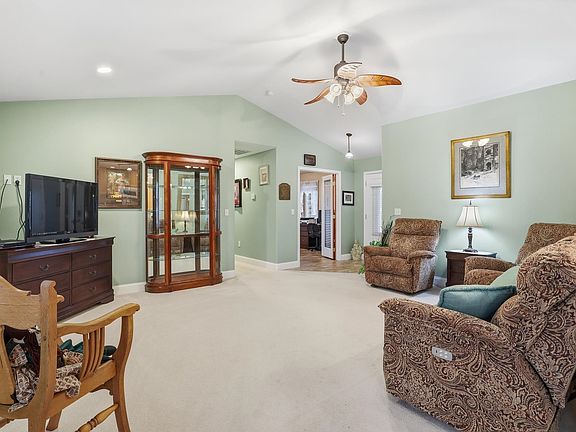 4th image of 607 N Country Club Dr