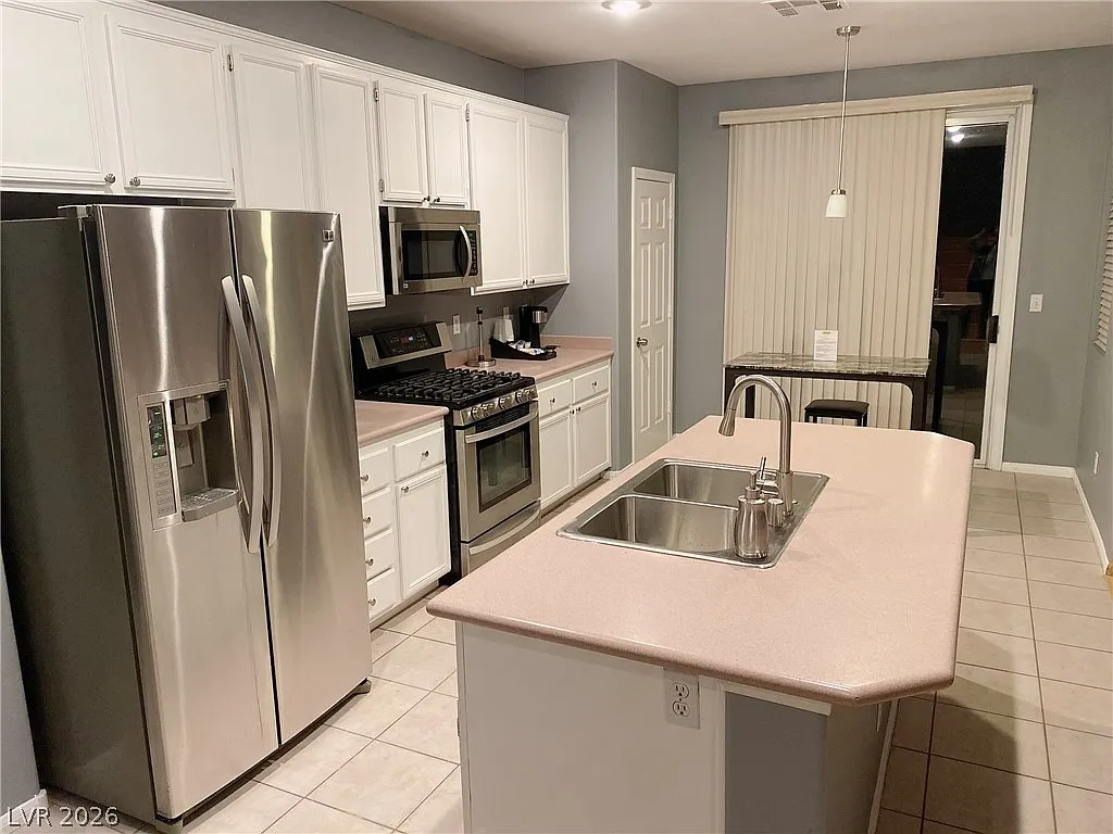 4 bed, 3.0 bath, 2366 sqft, $3,250 — Photo 4