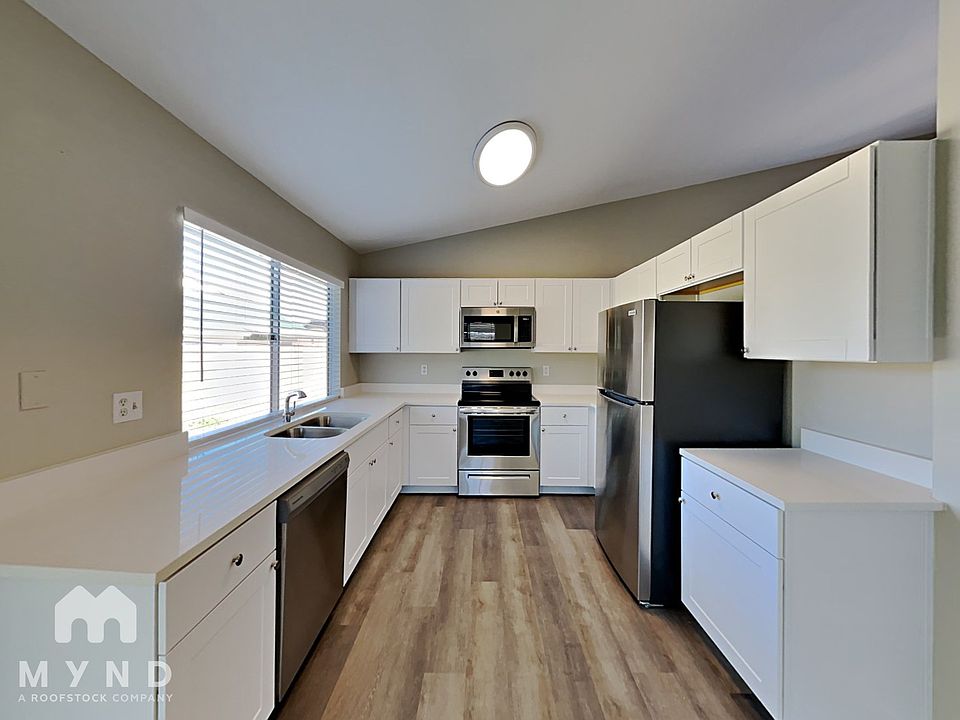 1st image of 1718 E Greenway Cir