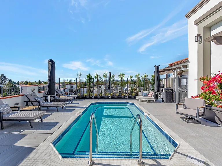 LaBrea & 12th Apartments — Photo 18