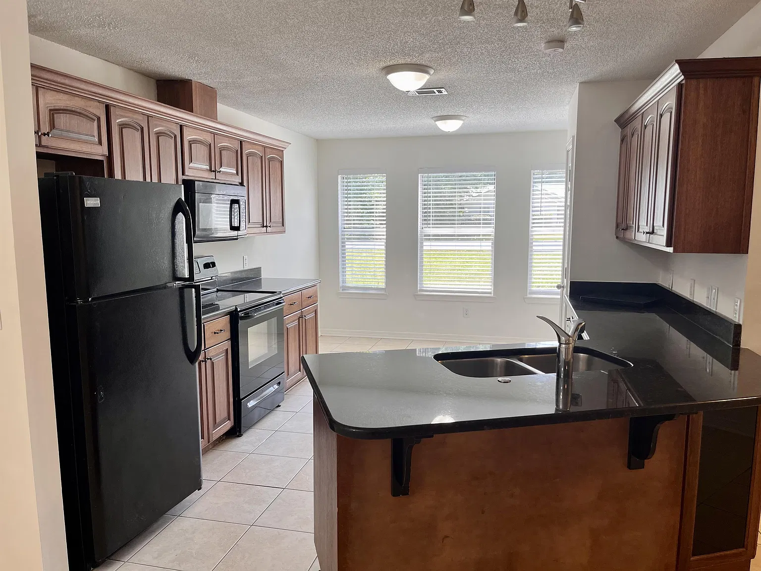5908 Savannah - 5908 Savannah — Photo 2