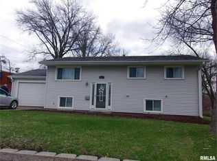 1032 Spruce Hills Dr, Bettendorf, IA 52722