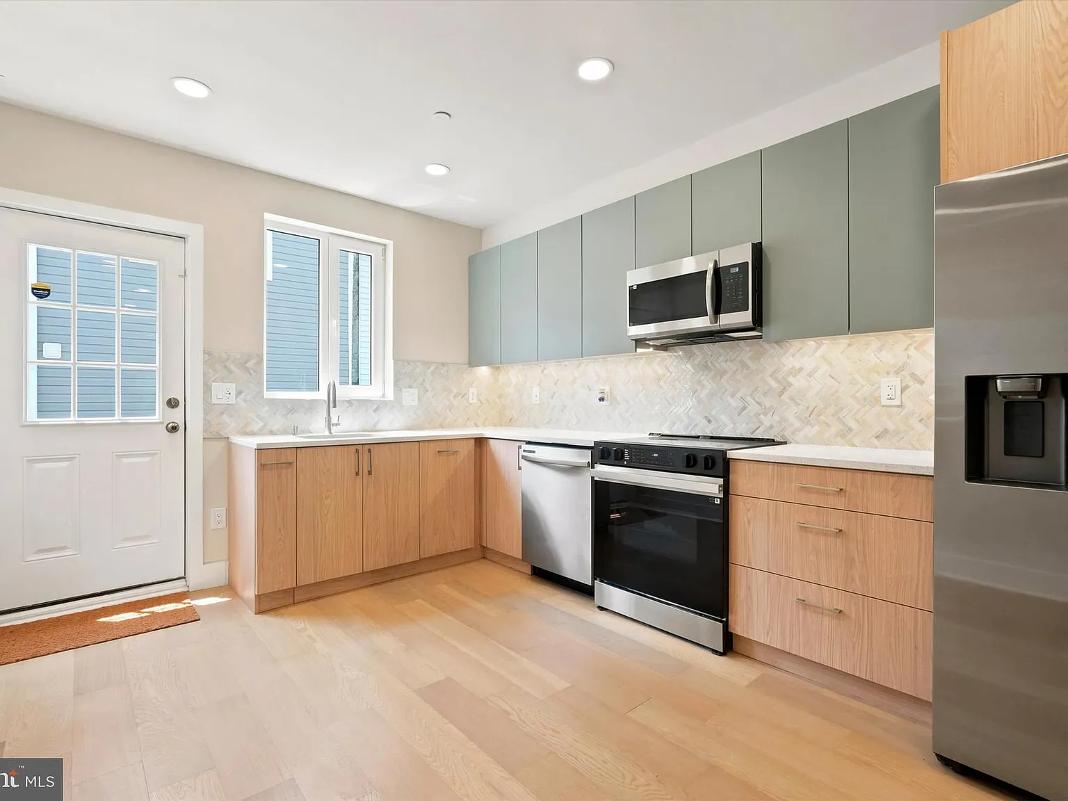 3 bed, 2.5 bath, $3,000 — Photo 1