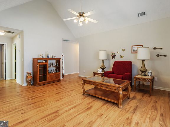 4th image of 1126 Strath Clyde Way