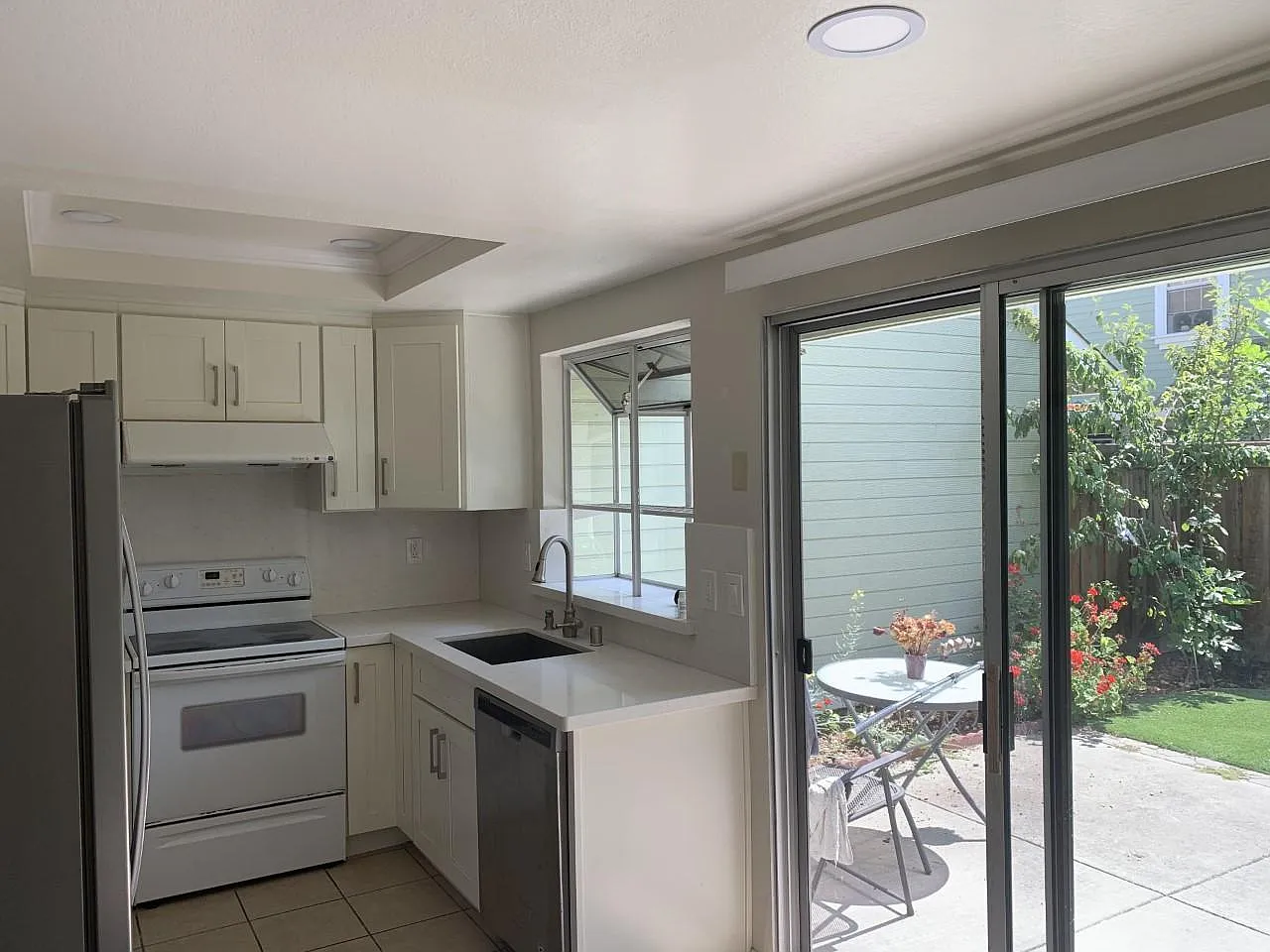 2 bed, 1100 sqft, $3,200 — Photo 2