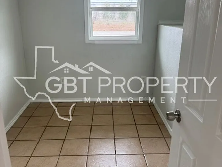324 E Castlewood Dr #B — Photo 4