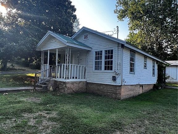 2nd image of 1901 Emma St