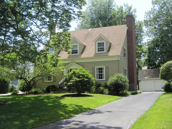 55 Ayrault St, Newport, RI 02840