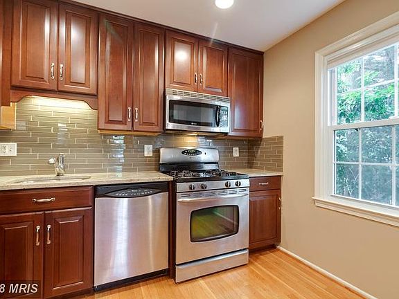 Beautiful shiny cabinets! Abundance of storage!