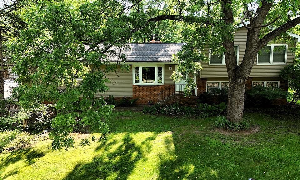 1st image of 906 3rd Avenue