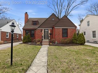 10814 Elgin Ave, Huntington Woods, MI 48070