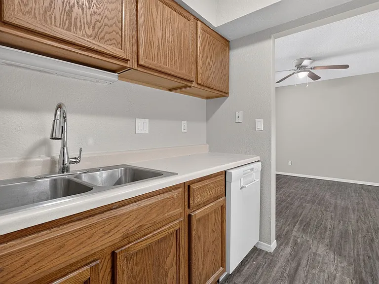 Hollow Hills Apartments — Photo 104